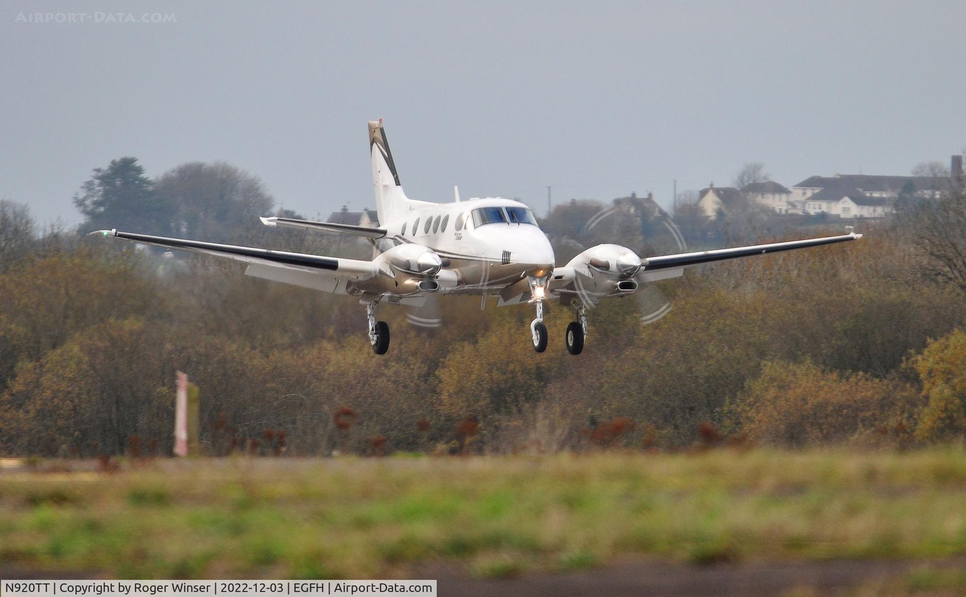 N920TT, 1992 Beech C90A King Air C/N LJ-1300, Visiting King Air arriving Runway 04.