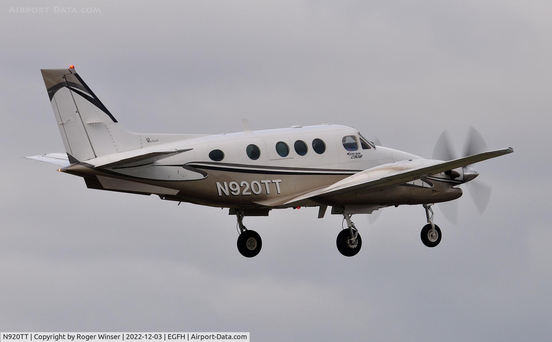 N920TT, 1992 Beech C90A King Air C/N LJ-1300, Visiting King Air departing Runway 04.