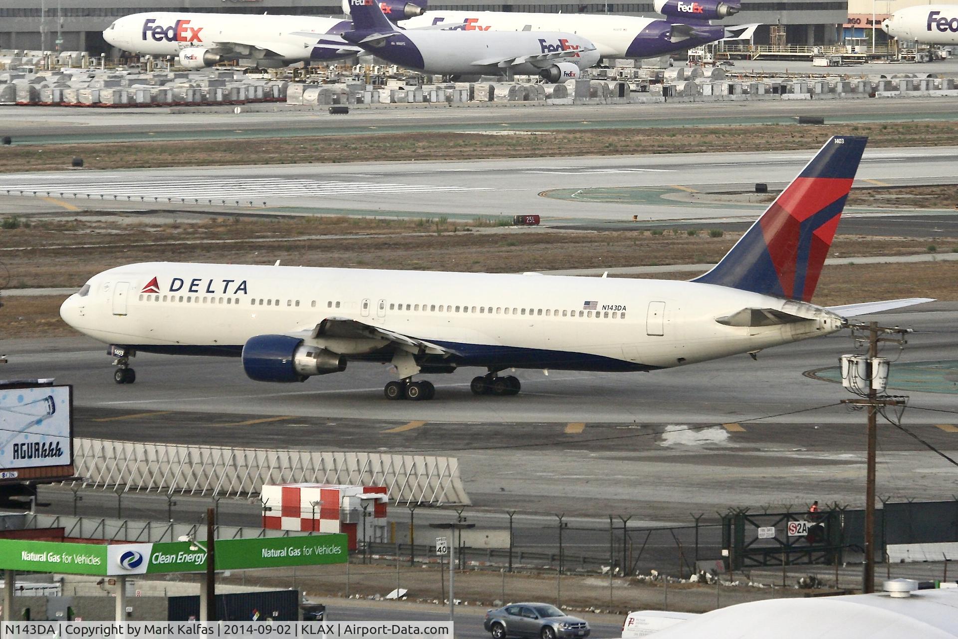 N143DA, 1998 Boeing 767-332 C/N 25991, Delta Boeing 767-332,N143DA holding short 25R LAX