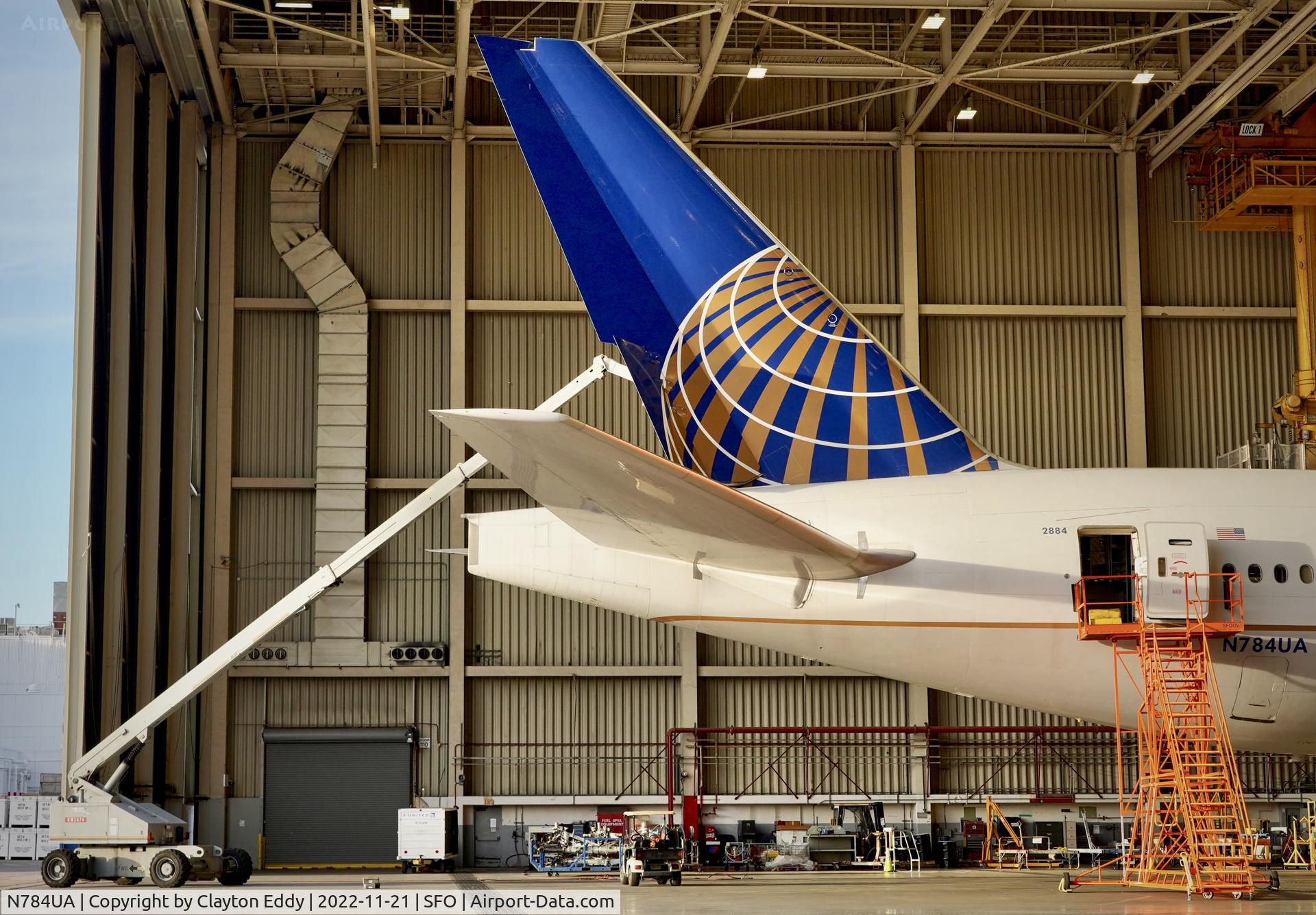 N784UA, 1997 Boeing 777-222/ER C/N 26951, SFO 2022.
