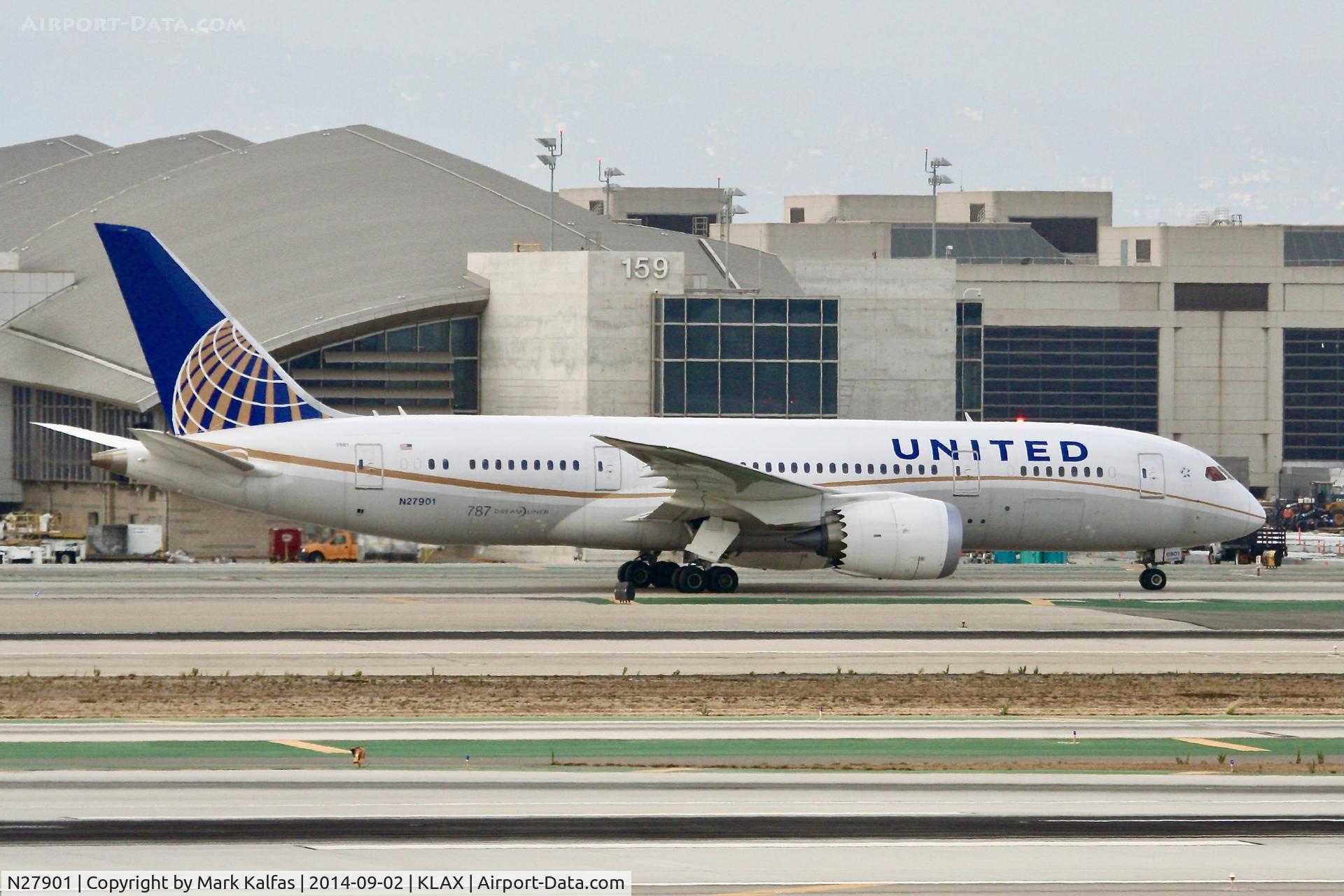 N27901, 2012 Boeing 787-8 Dreamliner C/N 34821, B788 United Boeing 787-824 Dreamliner N27901 taxiing to gate at LAX