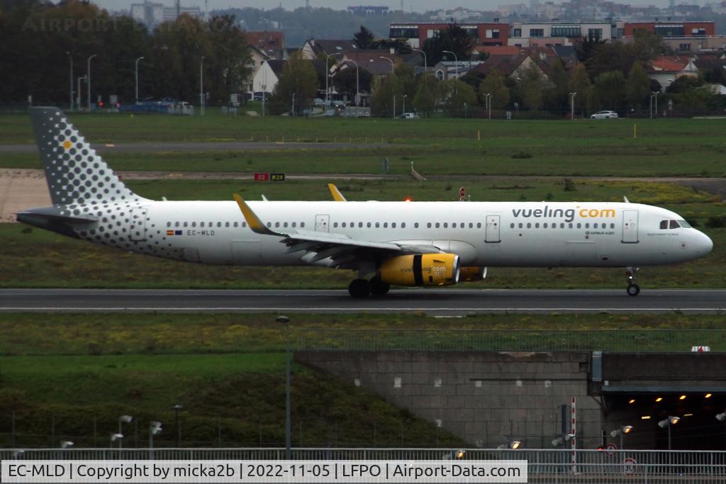 EC-MLD, 2016 Airbus A321-231 C/N 7105, Taxiing