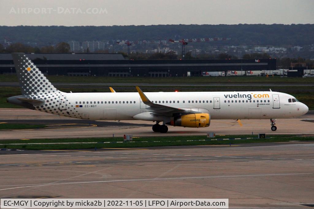 EC-MGY, 2015 Airbus A321-231 C/N 6638, Taxiing