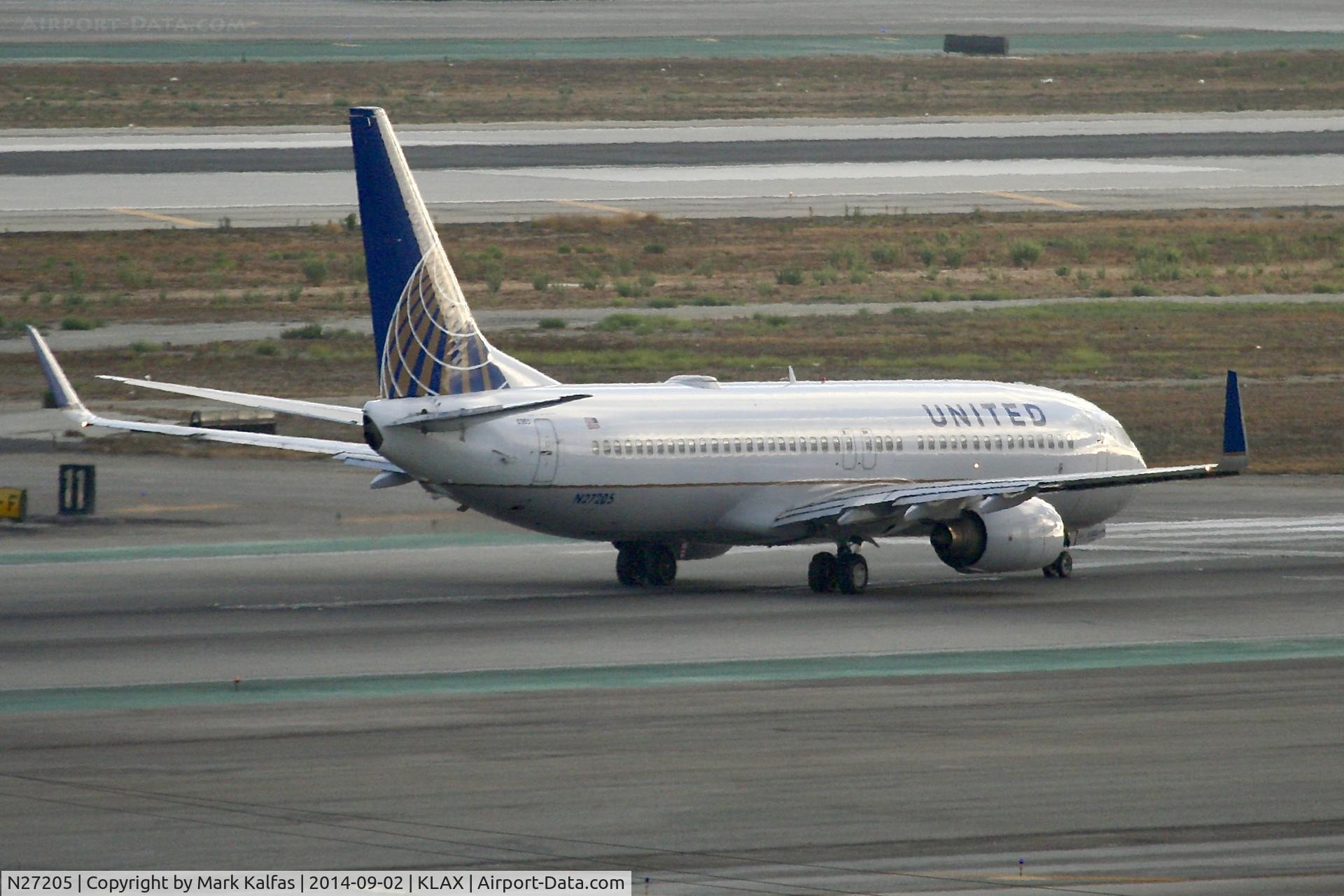 N27205, 2000 Boeing 737-824 C/N 30577, United Boeing 737-824, N27205 departing 25R LAX