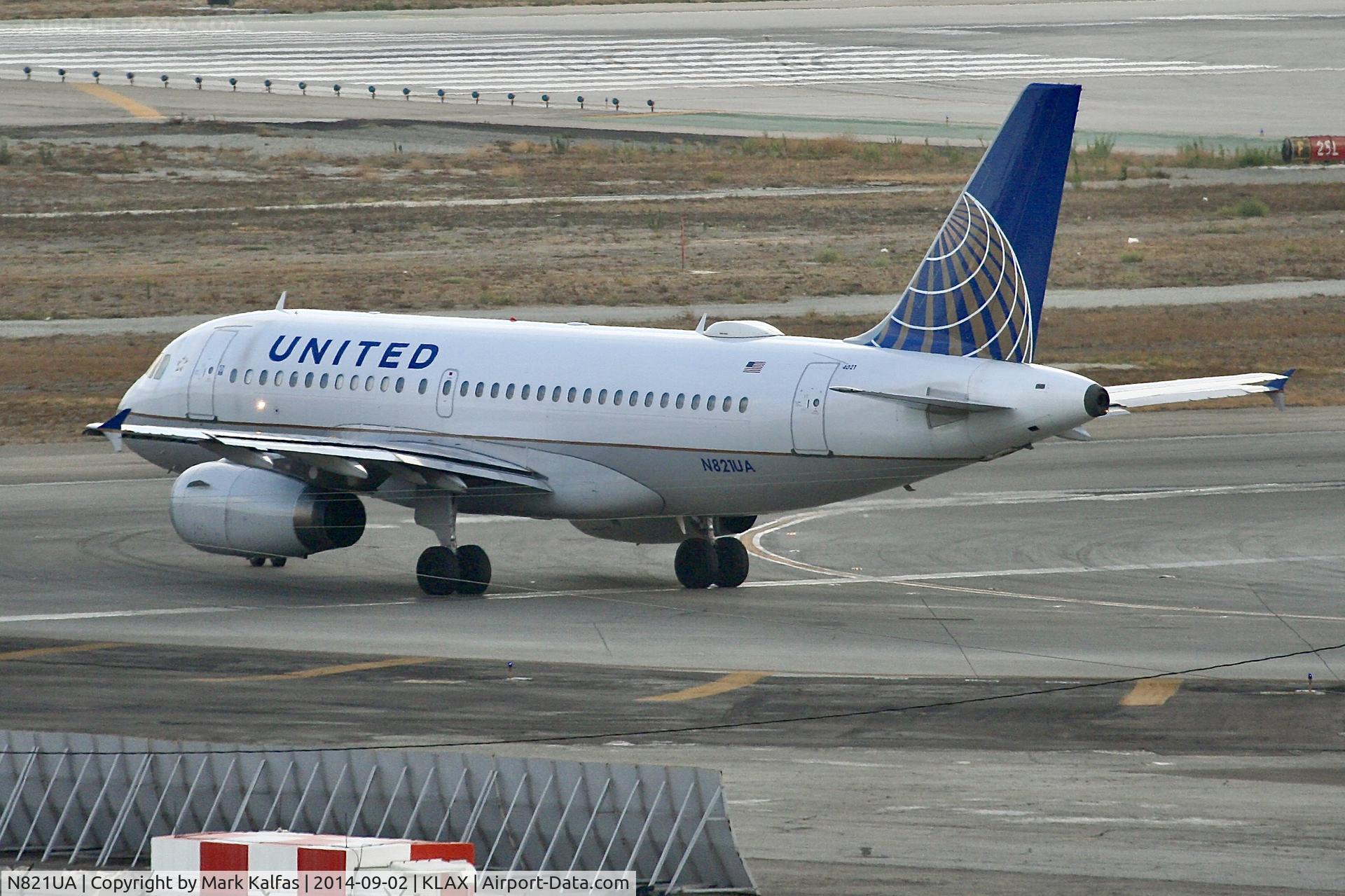 N821UA, 1998 Airbus A319-131 C/N 944, United Airbus A319-131, N821UA taxiing to 25R LAX