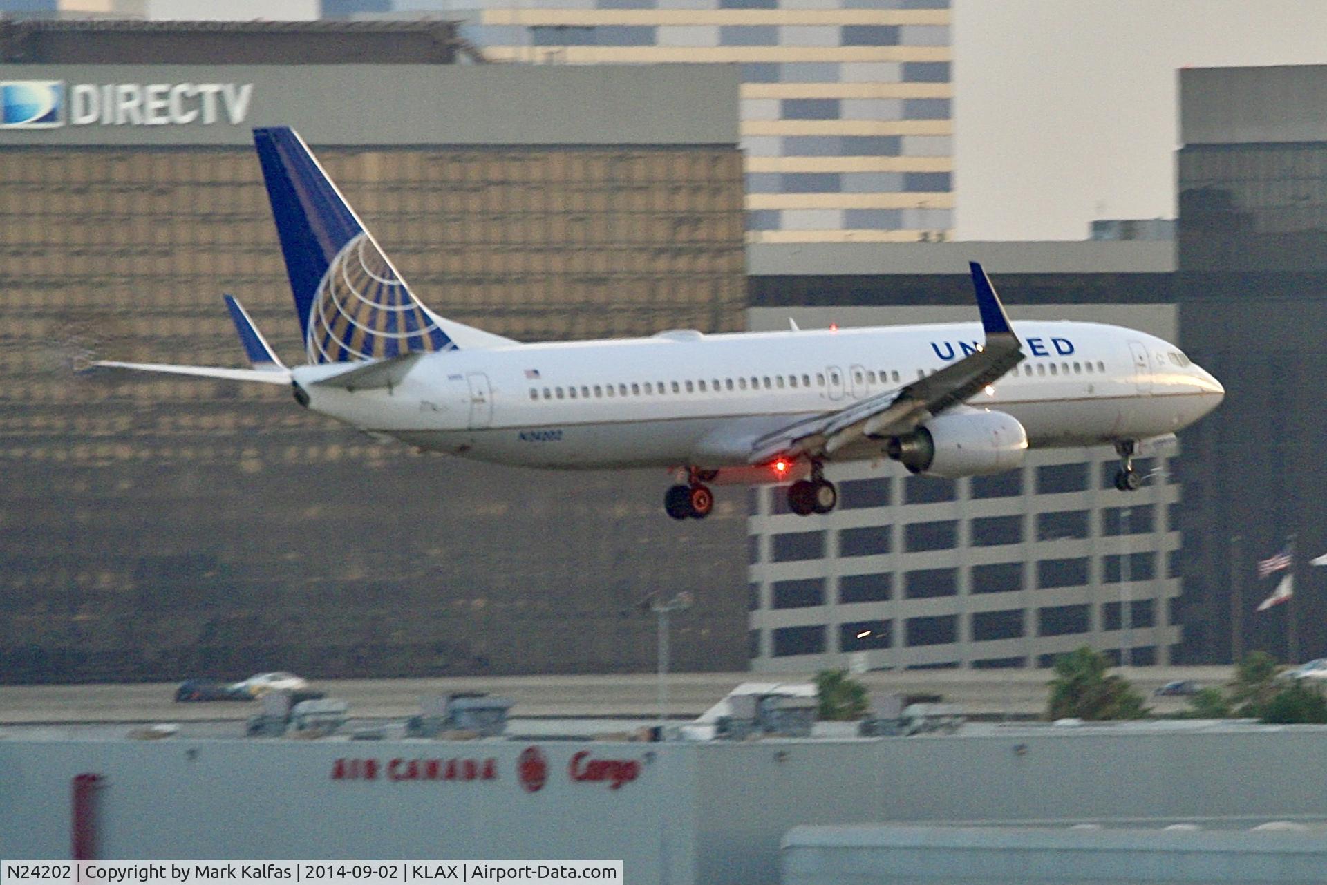 N24202, 2000 Boeing 737-824 C/N 30429, United Boeing 737-824, N24202 on 25L approach KLAX