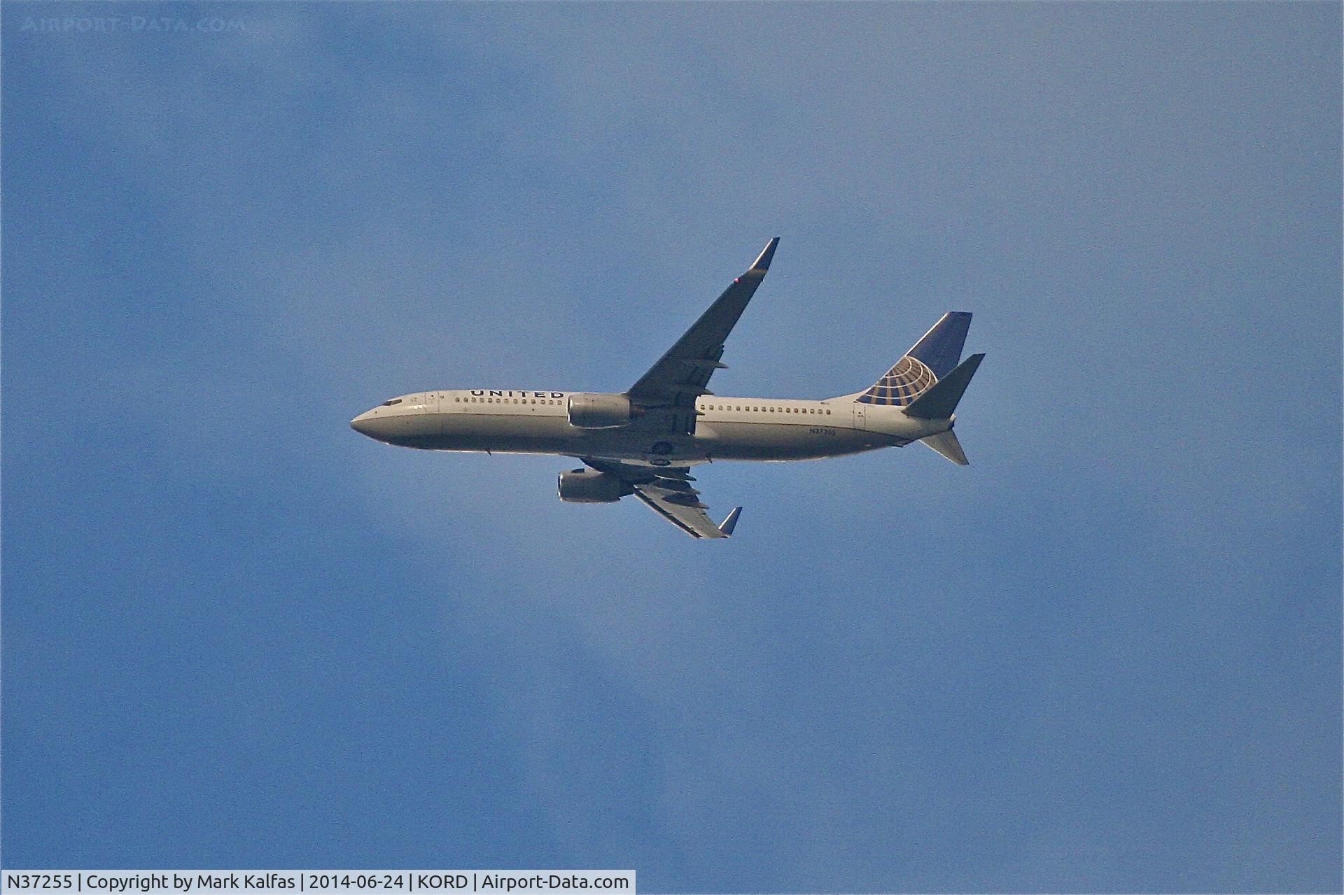 N37255, 2000 Boeing 737-824 C/N 30610, United Boeing 737-824, N37255 on approach to ORD