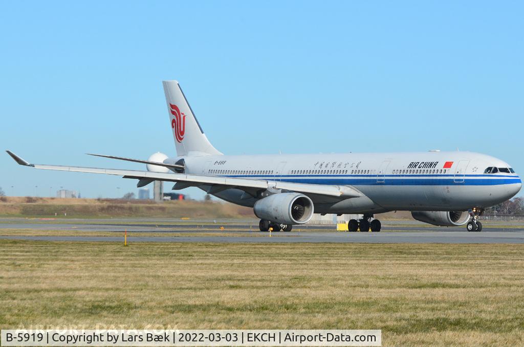 B-5919, 2013 Airbus A330-343X C/N 1413, RWY04R Take of