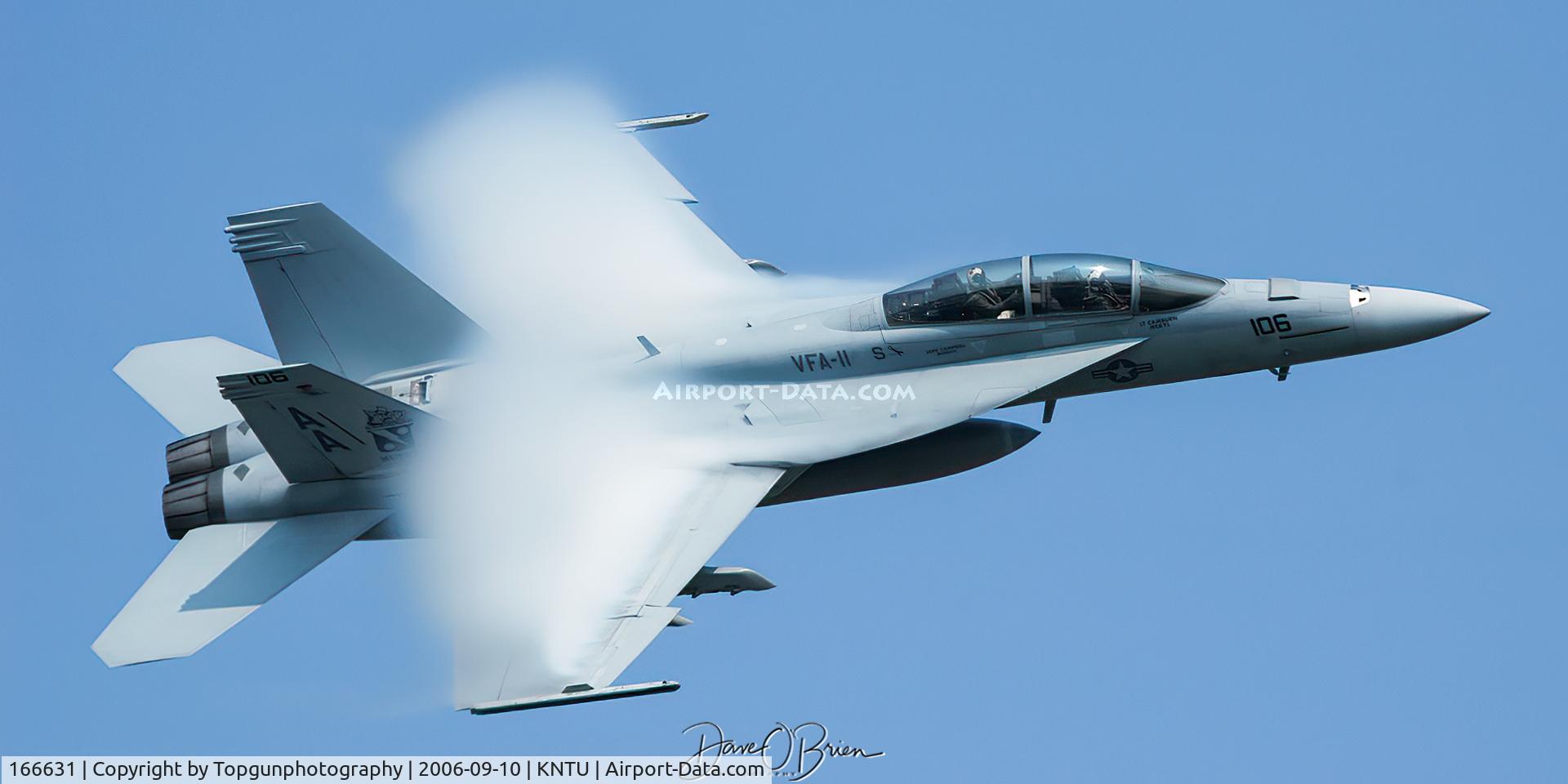 166631, Boeing F/A-18F Super Hornet C/N F124, VFA-11 Red Rippers off hot on the right