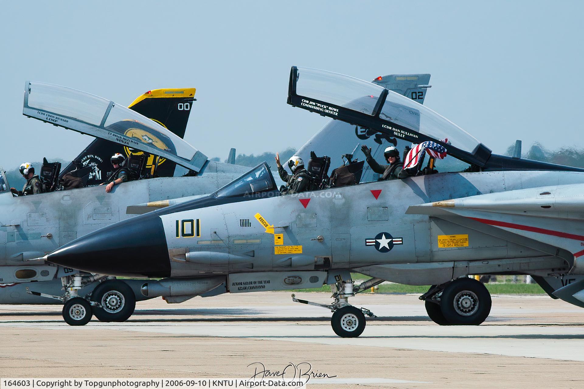164603, Grumman F-14D Tomcat C/N 631, Tomcats bowing to the crowd