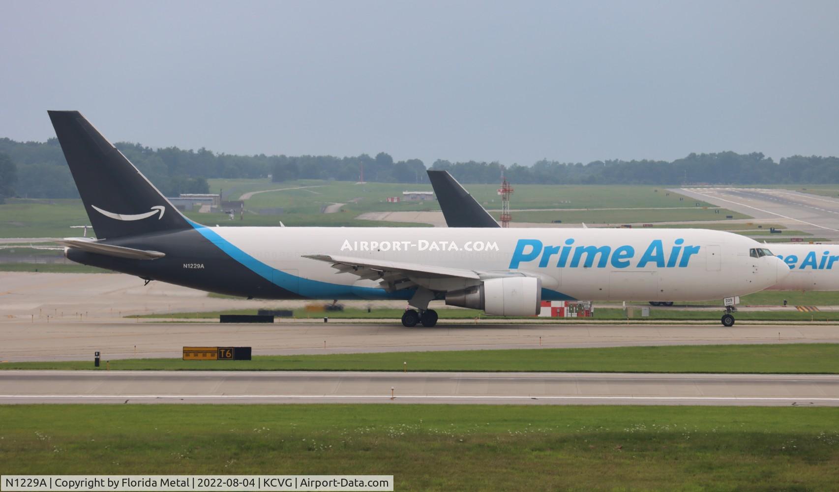 N1229A, 1999 Boeing 767-306/ER C/N 28884, CVG 2022