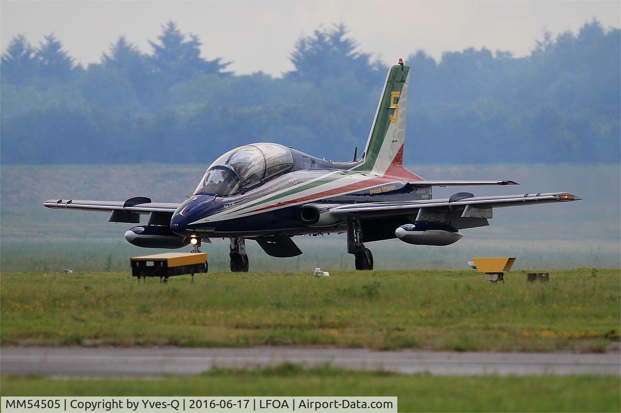 MM54505, Aermacchi MB-339A C/N 6716/111/AA053, Aermacchi MB-339PAN, N°5 of Frecce Tricolori Aerobatic Team 2016, Landing rwy 24, Avord Air Base 702 (LFOA) Open day 2016