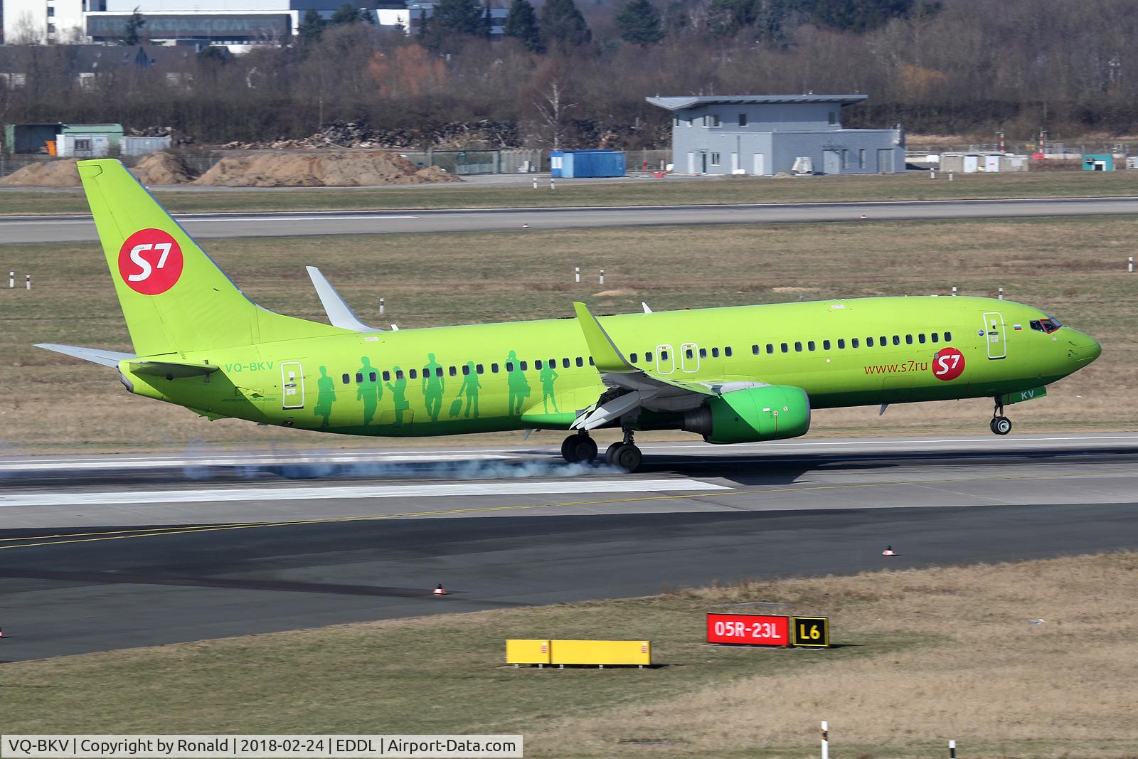 VQ-BKV, 2011 Boeing 737-8ZS C/N 37084, at dus