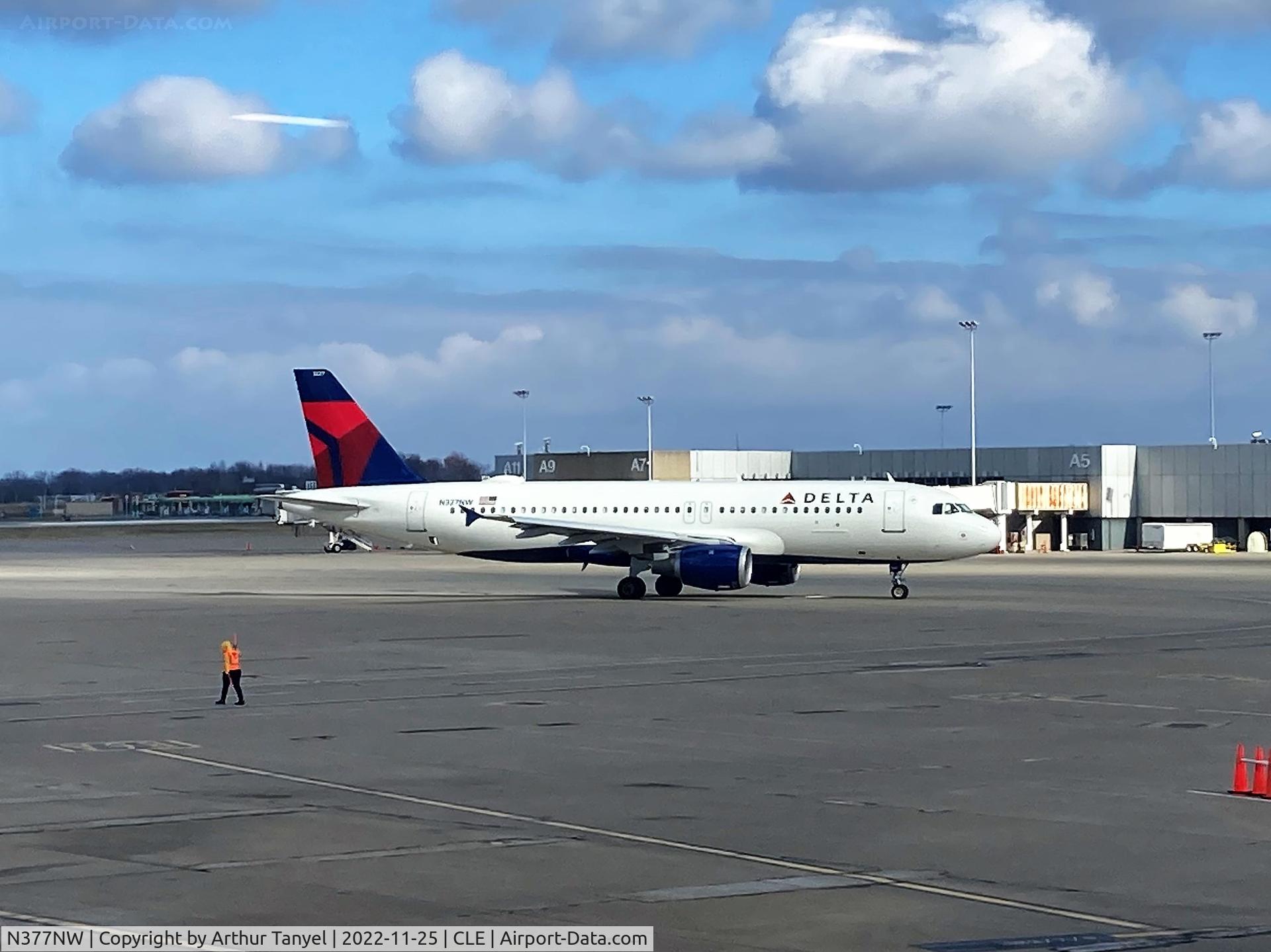 N377NW, 2003 Airbus A320-211 C/N 2082, Taxiing to takeoff at CLE