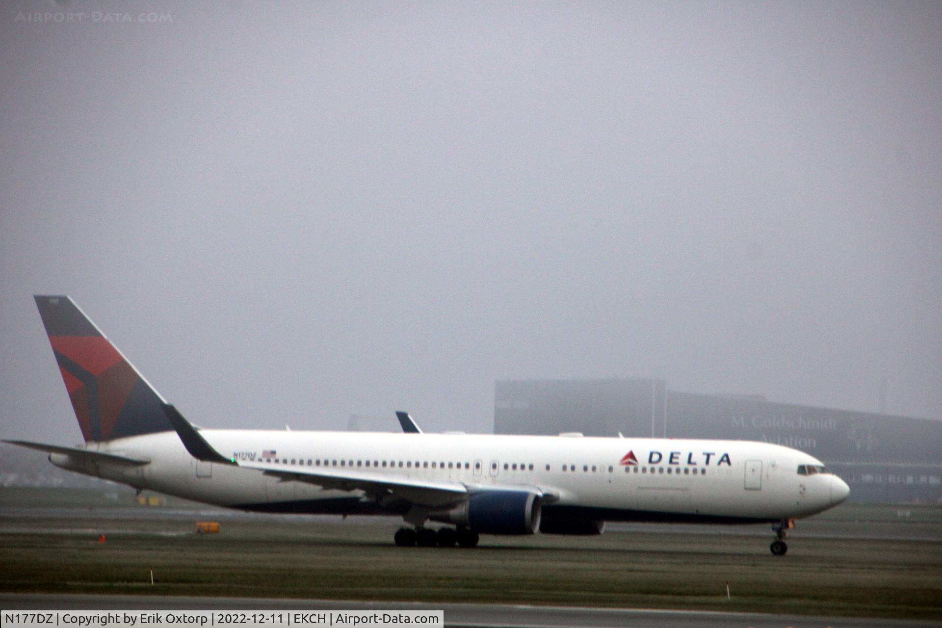 N177DZ, 1999 Boeing 767-332 C/N 29698, N177DZ taxi for take off rw 04R