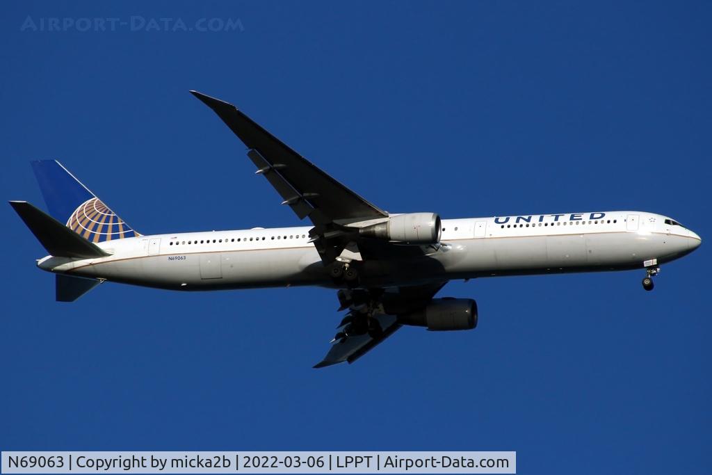 N69063, 2002 Boeing 767-424/ER C/N 29458, Landing