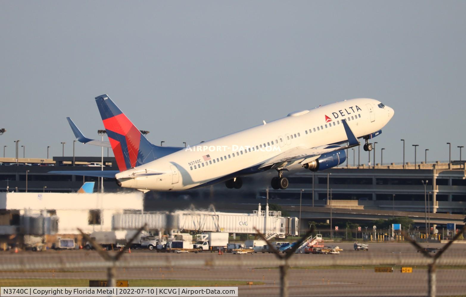 N3740C, 2000 Boeing 737-832 C/N 30800, CVG 2022