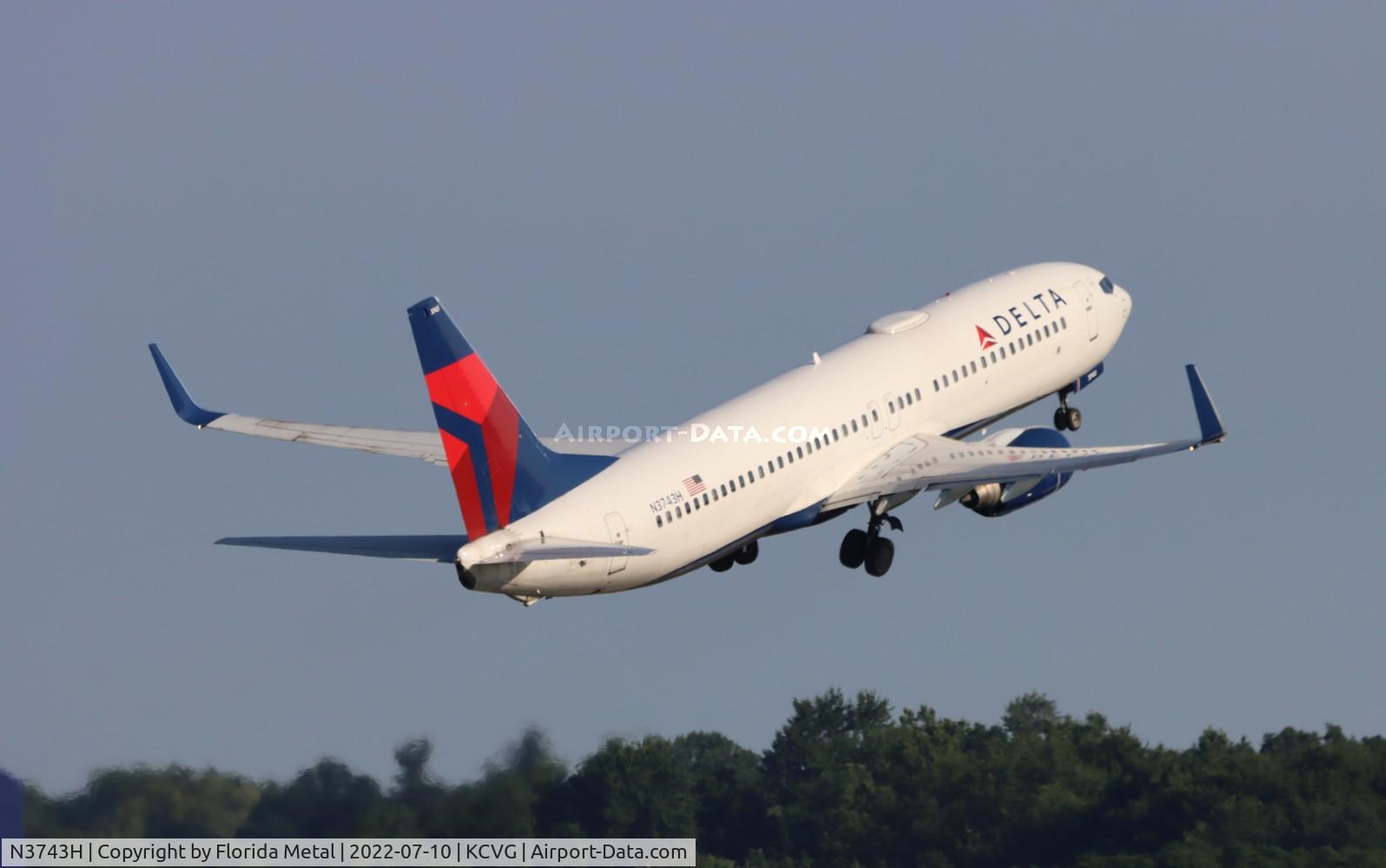 N3743H, 2001 Boeing 737-832 C/N 30836, CVG 2022