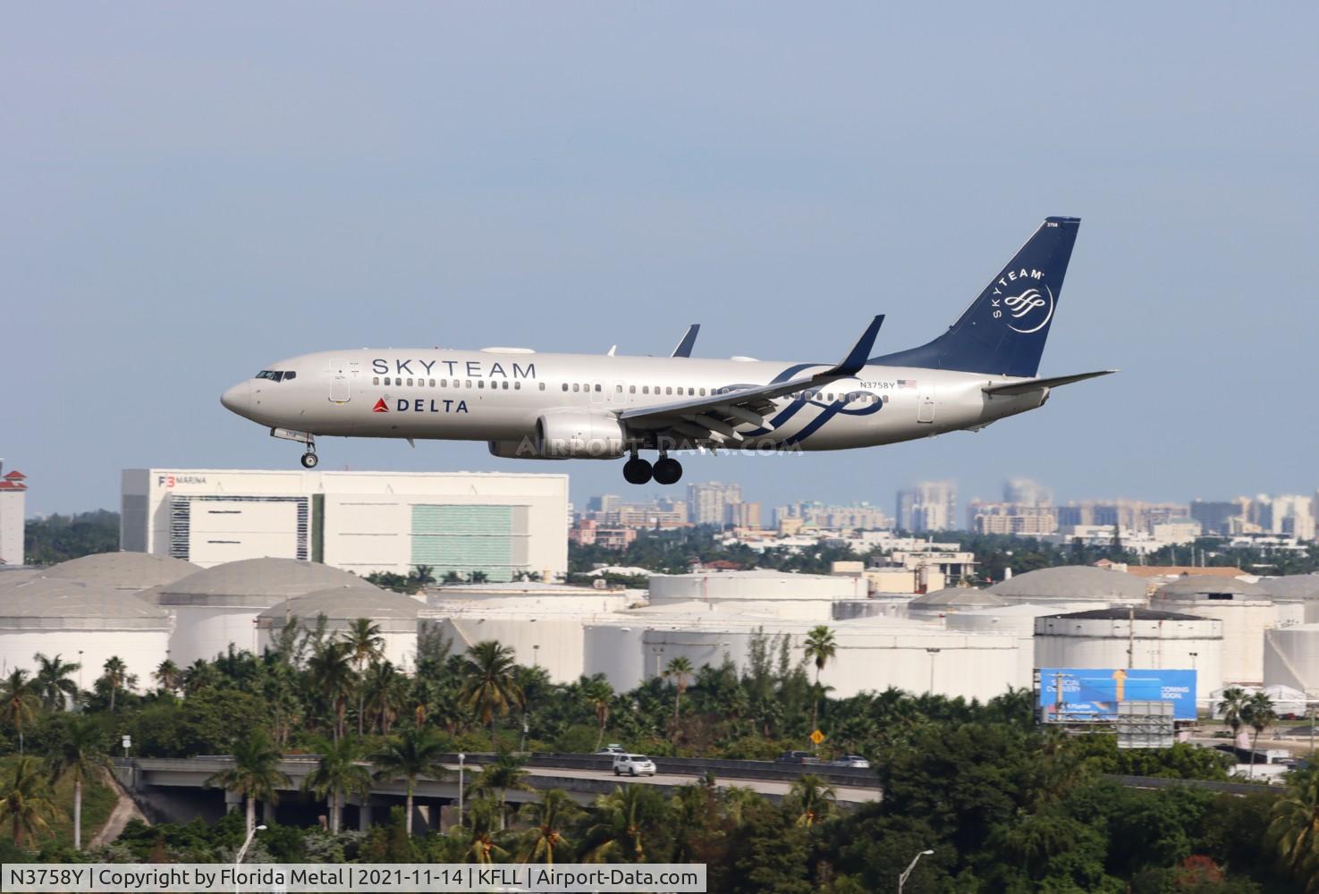 N3758Y, 2001 Boeing 737-832 C/N 30814, FLL 2021