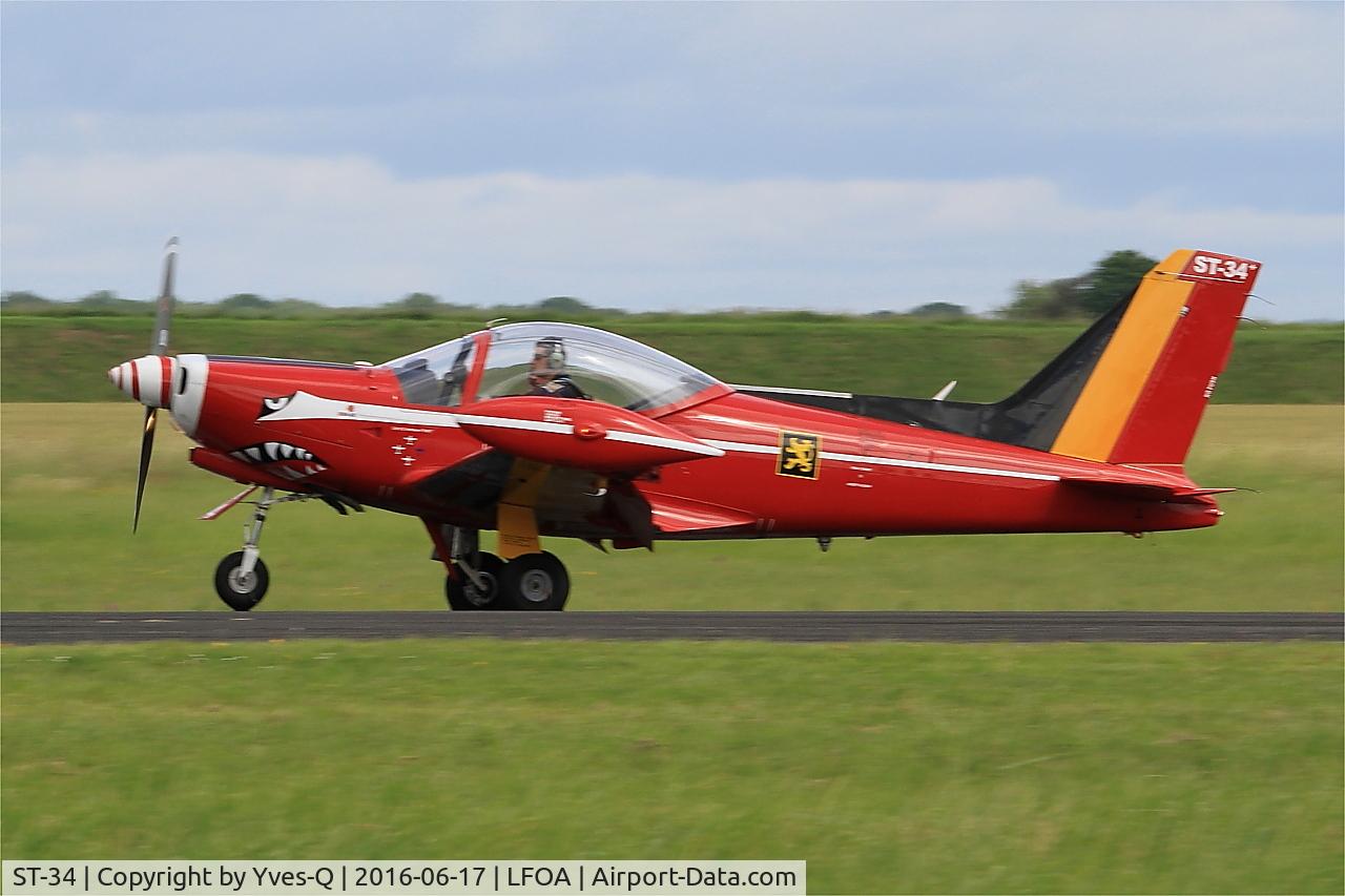 ST-34, SIAI-Marchetti SF-260MB C/N 10-34, Belgian Red Devil Team SIAI-Marchetti SF-260M, Taxiing to holding point rwy 24, Avord Air Base 702 (LFOA) Open day 2016