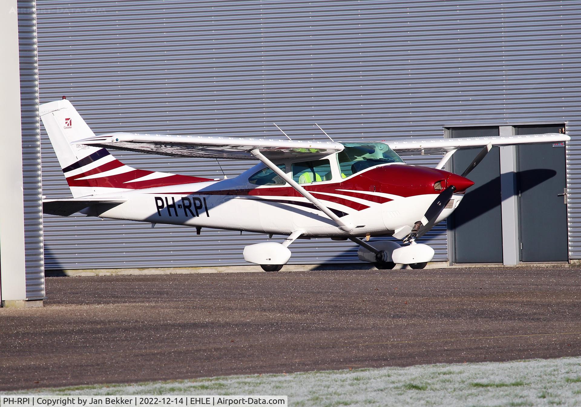 PH-RPI, 1981 Cessna 182R Skylane C/N 18267809, Lelystad Airport