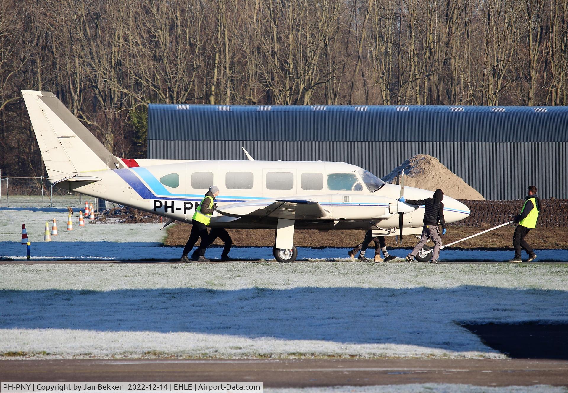 PH-PNY, Piper PA-31-350 Chieftain Chieftain C/N 31-8052149, Lelystad Airport. Pushed and pulled to the Satys Aircraft painting company for a new of refreshed livery