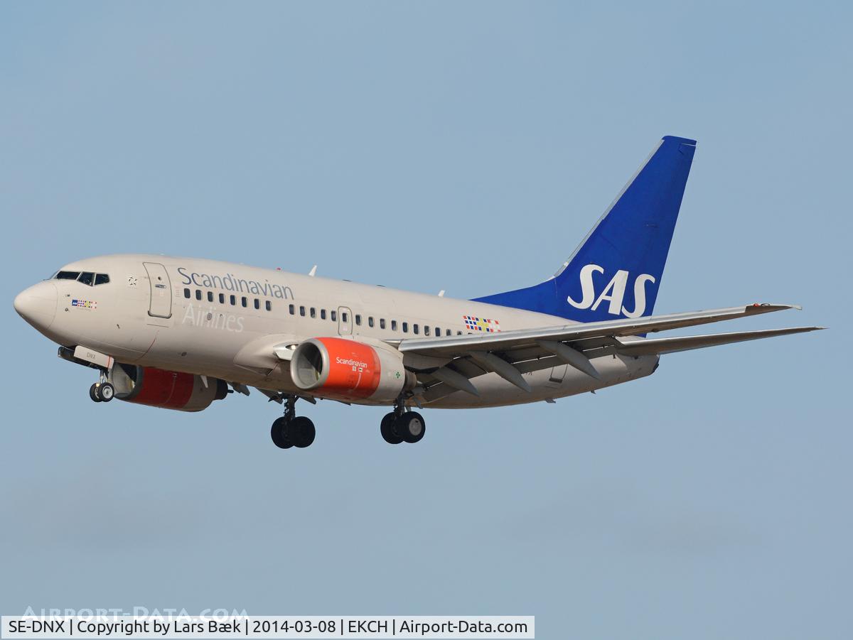 SE-DNX, 1999 Boeing 737-683 C/N 28304, RWY22L