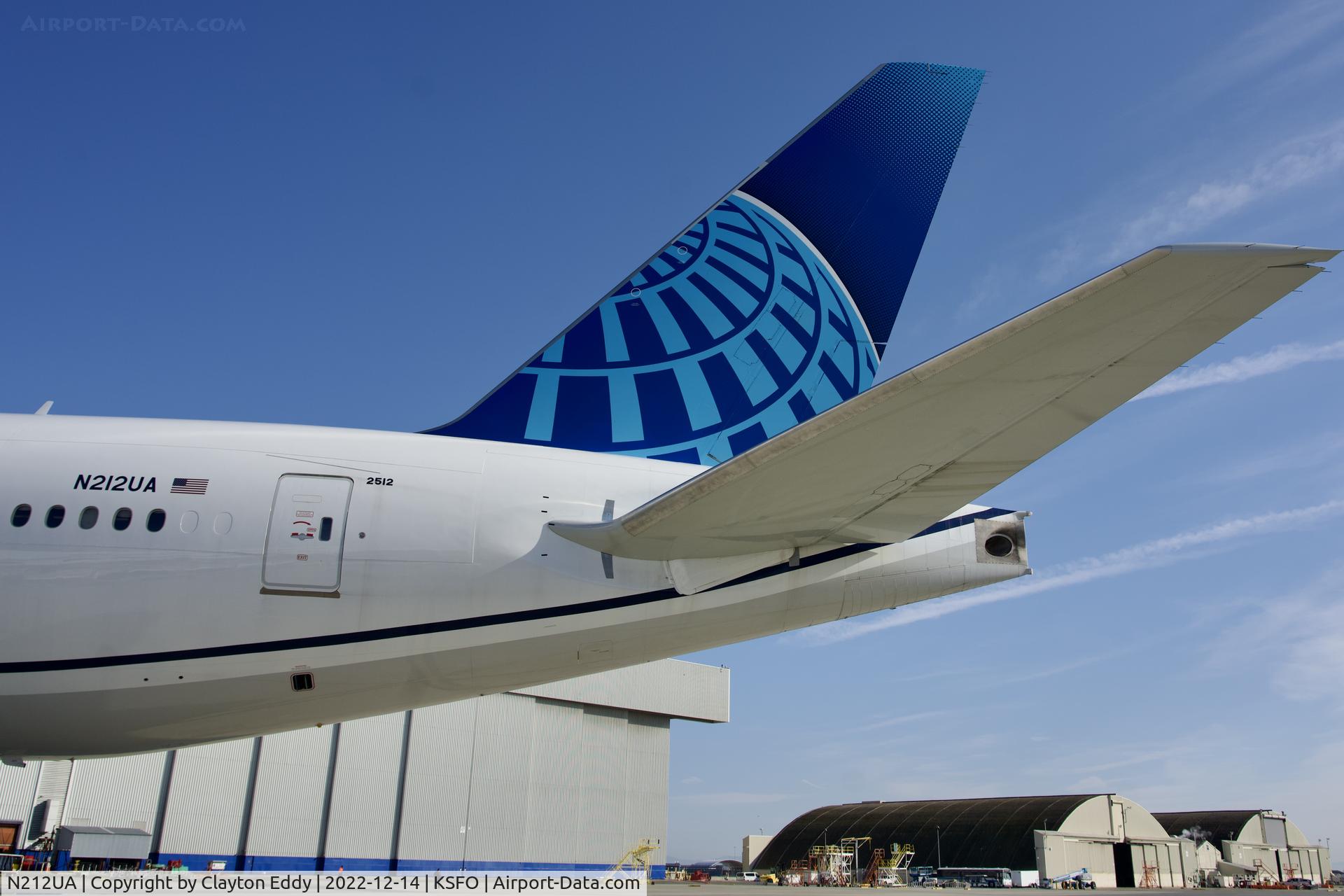 N212UA, 2000 Boeing 777-222 C/N 30218, SFO 2022.
