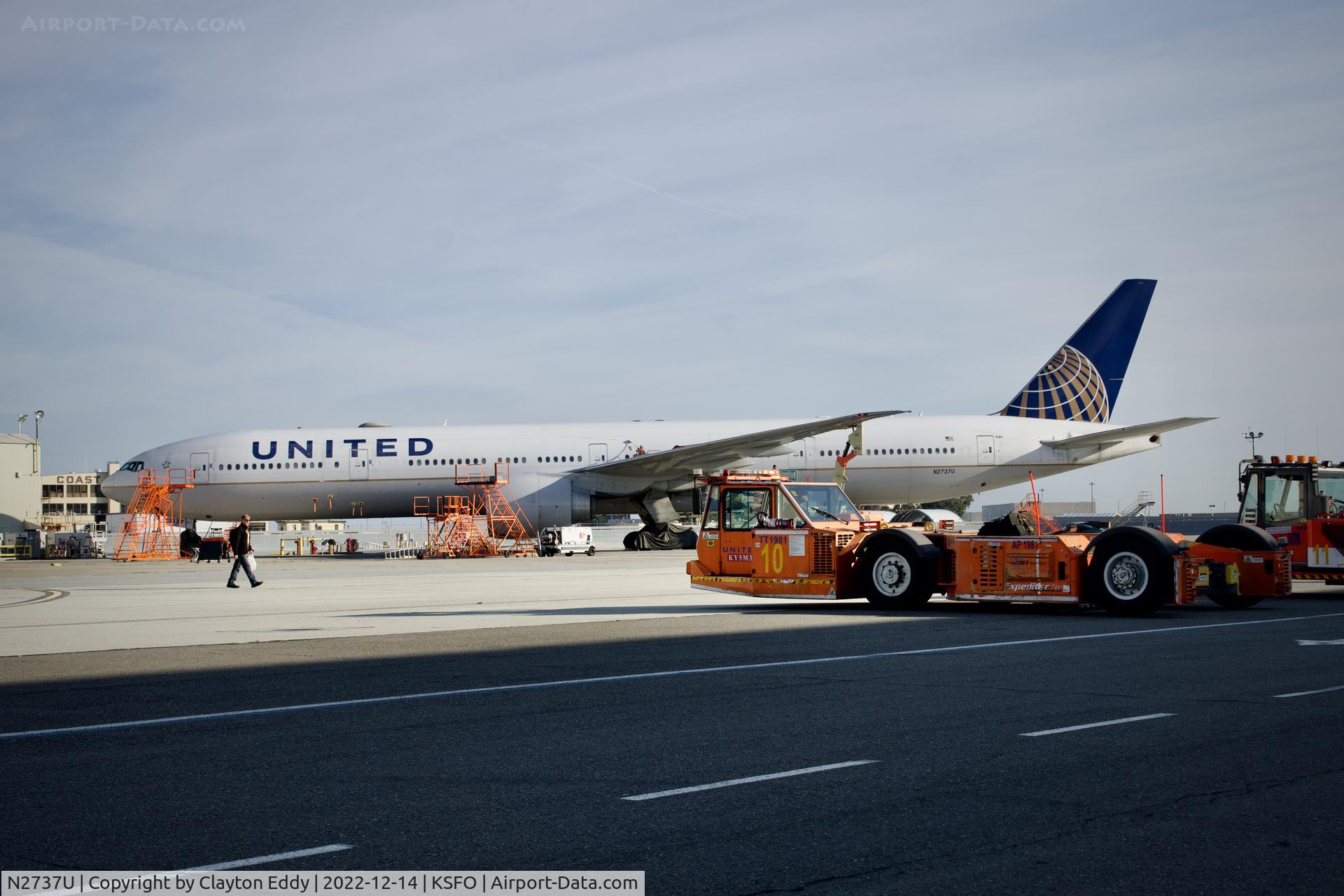 N2737U, 2017 Boeing 777-300/ER C/N 62647, SFO 2022.