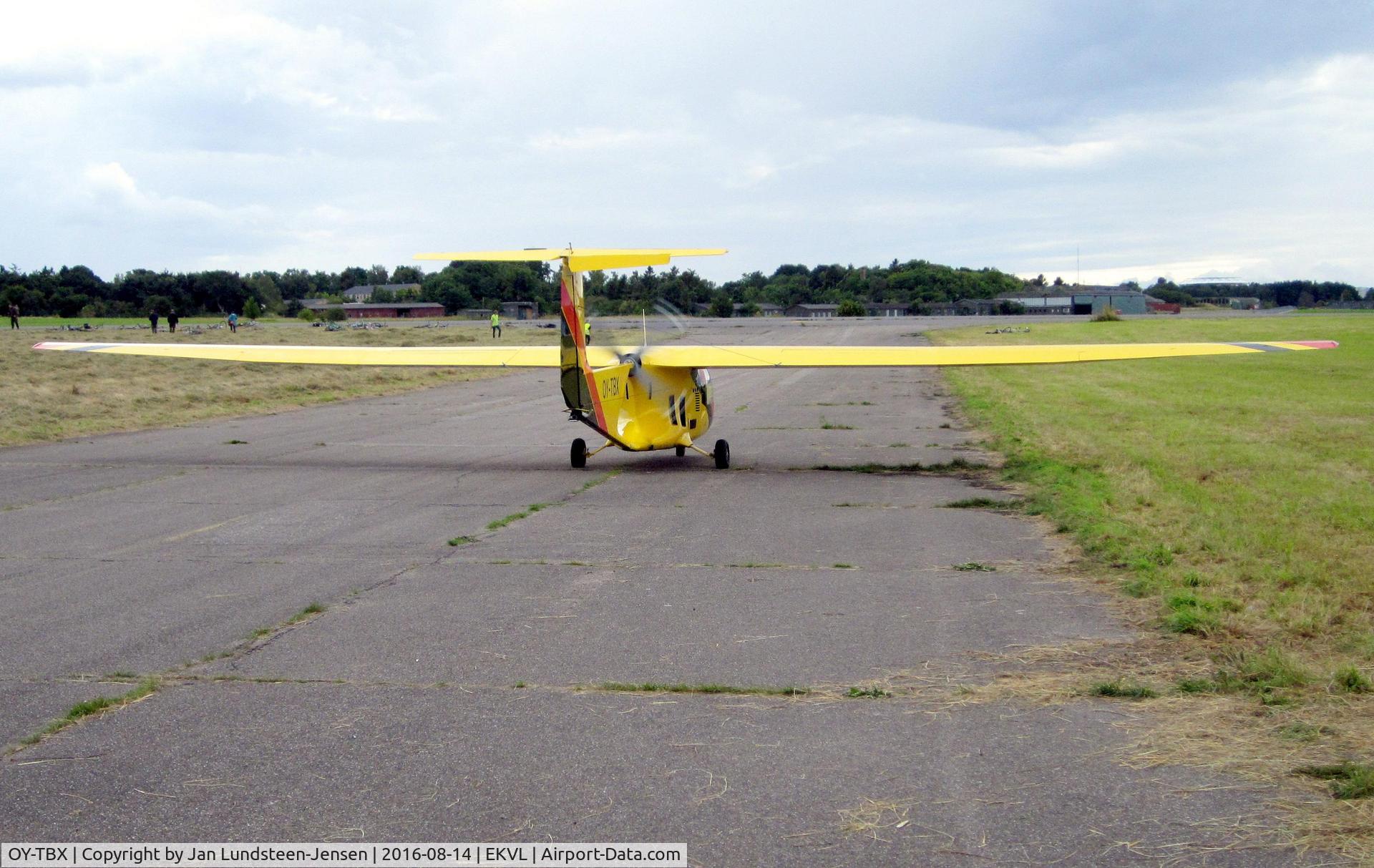 OY-TBX, 1987 Brditschka HB-23/2400 Scanliner C/N 23024-S-6, OY-TBX seen taxiing to the runway at an airshow at 
Vaerloese, Denmark. Brditschka HB-23 is a 2-seat 
Austrian built motor glider. The propeller is placed 
behind the wing.