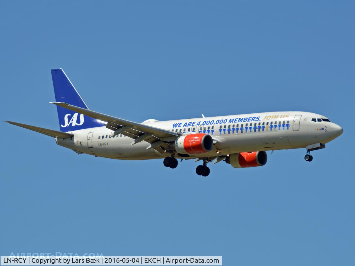 LN-RCY, 2001 Boeing 737-883 C/N 28324, RWY04L