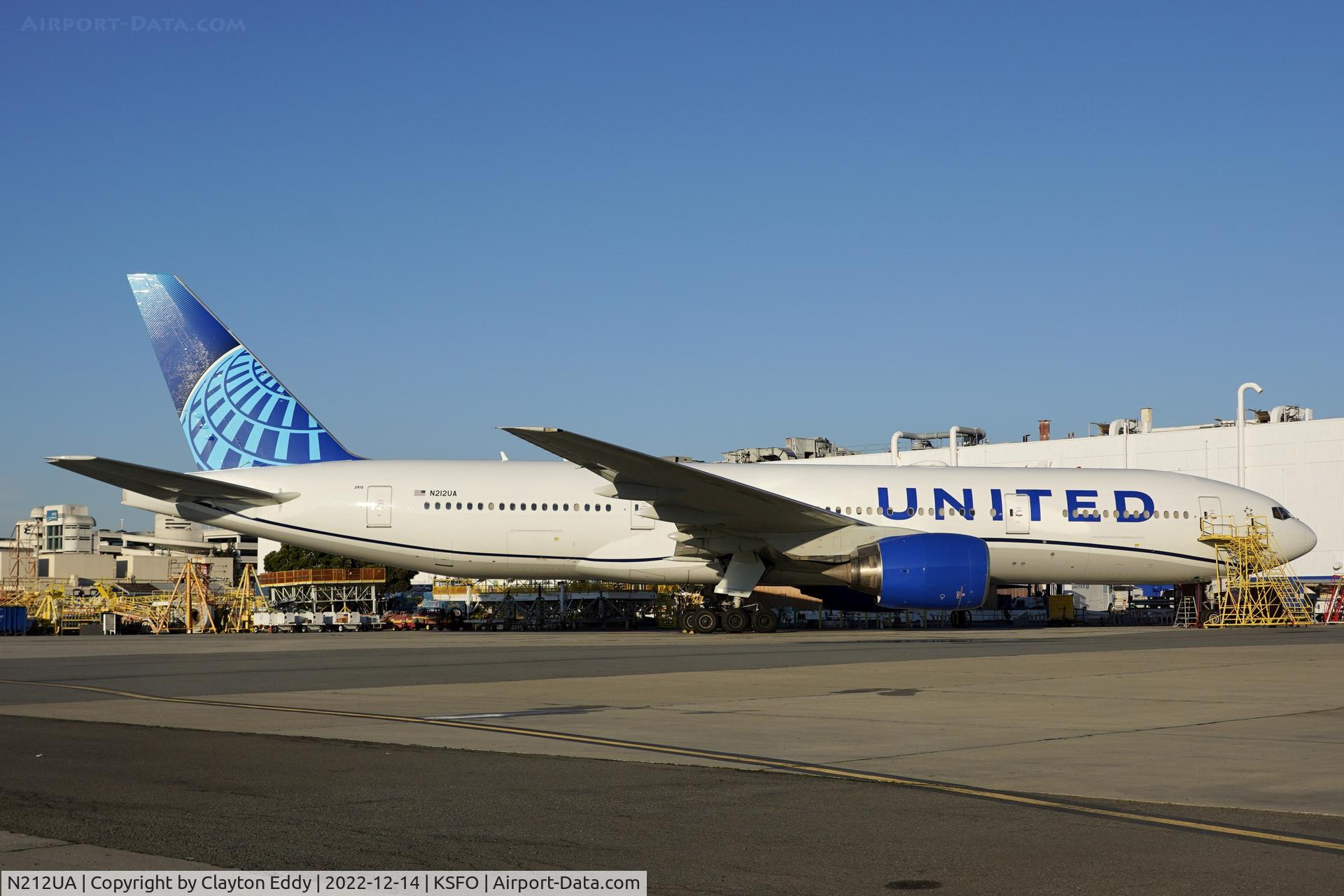 N212UA, 2000 Boeing 777-222 C/N 30218, SFO 2022.
