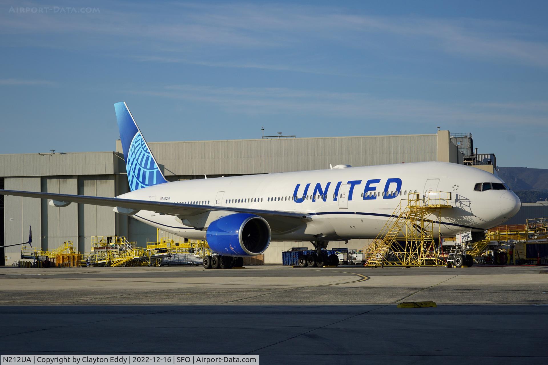 N212UA, 2000 Boeing 777-222 C/N 30218, SFO 2022.