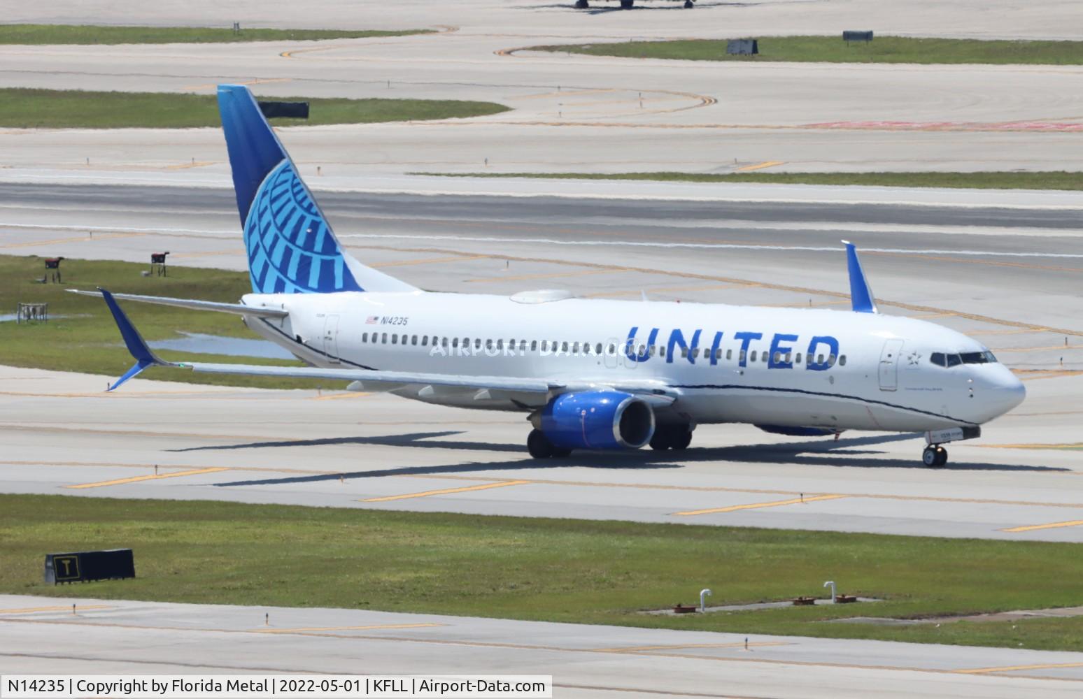 N14235, 1999 Boeing 737-824 C/N 28947, FLL 2022