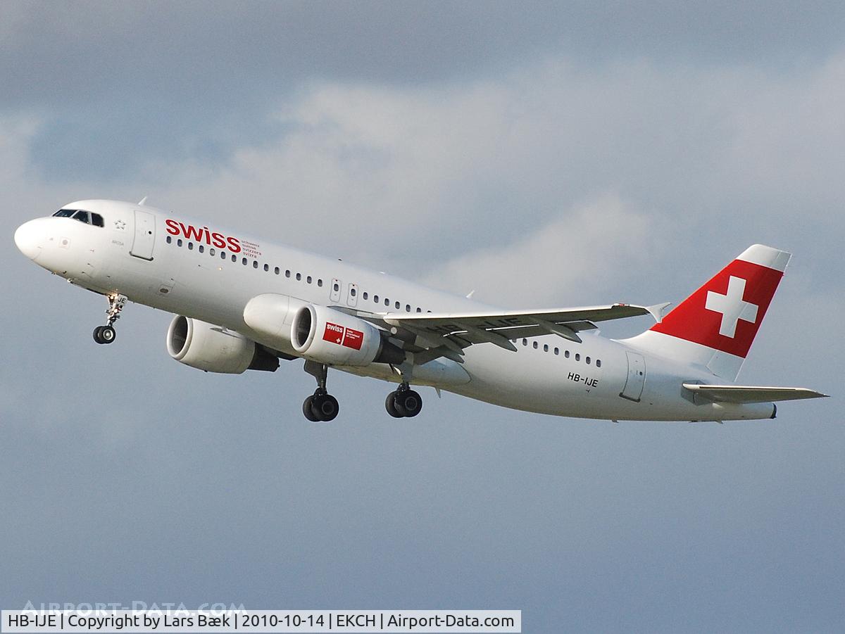 HB-IJE, 1995 Airbus A320-214 C/N 559, RWY22R