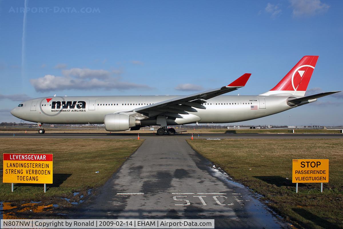 N807NW, 2004 Airbus A330-323 C/N 0588, at spl