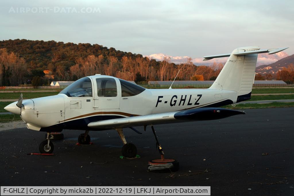 F-GHLZ, Piper PA-38-112 Tomahawk Tomahawk C/N 38-78A0642, Parked. New livery
