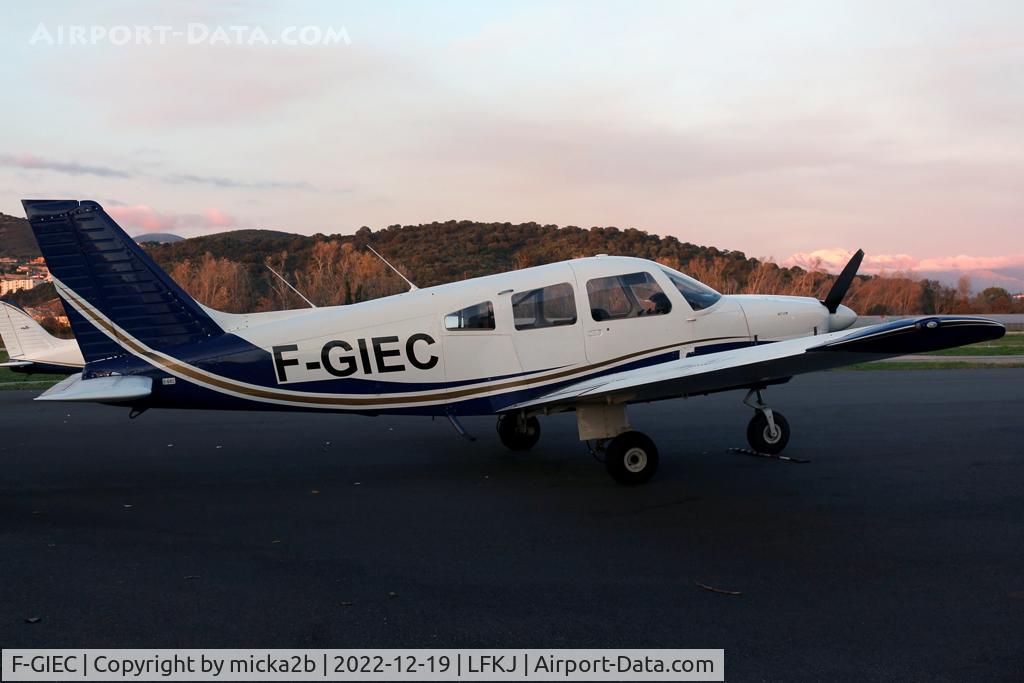 F-GIEC, Piper PA-28-181 Archer C/N 2890105, Parked