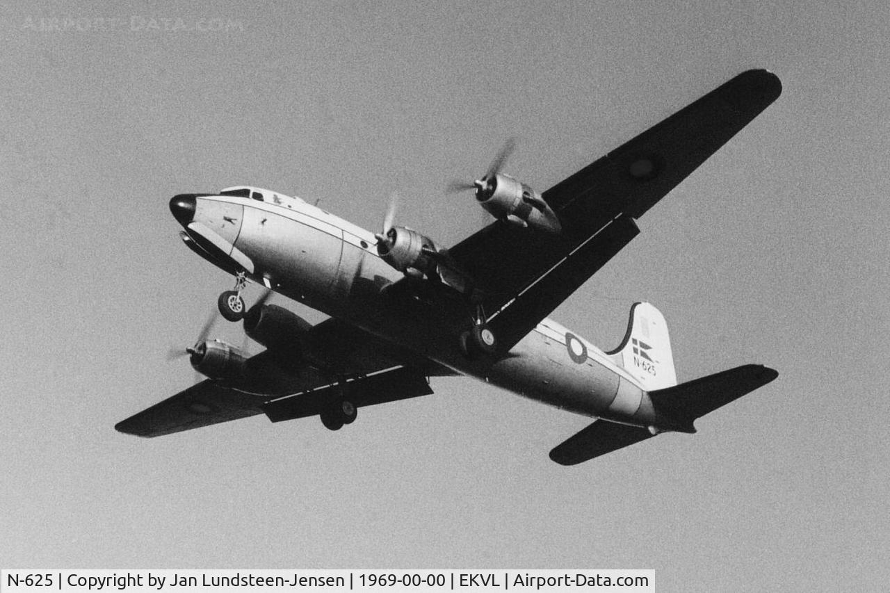 N-625, Douglas C-54D Skymaster C/N 10730, C-54D N-625 from Royal Danish Air Force seen on final 
approach to RWY28 at Vaerloese Air Base, Denmark, in the spring 
of 1969. N-625 was a cargo plane. Ex USAF 42-72625. In 
RDAF service 1965-1975 and stored. Sold to Zaire 1978, 
later scrapped.