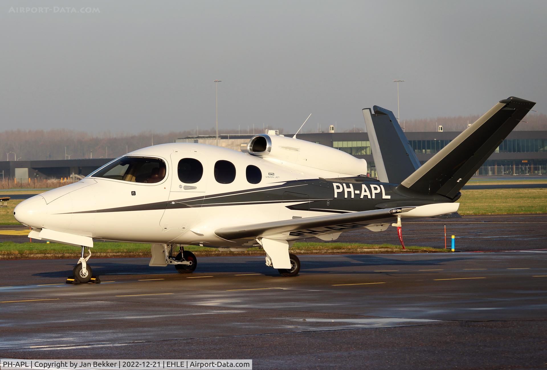 PH-APL, Cirrus Vision SF50 G2 C/N 0111, Lelystad Airport