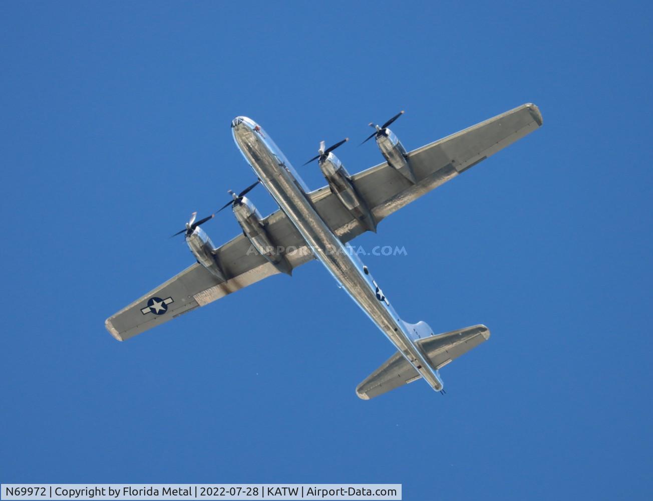 N69972, 1944 Boeing TB-29 (B-29-70-BW) Superfortress C/N 10804, OSH 2022 - giving rides from Appleton