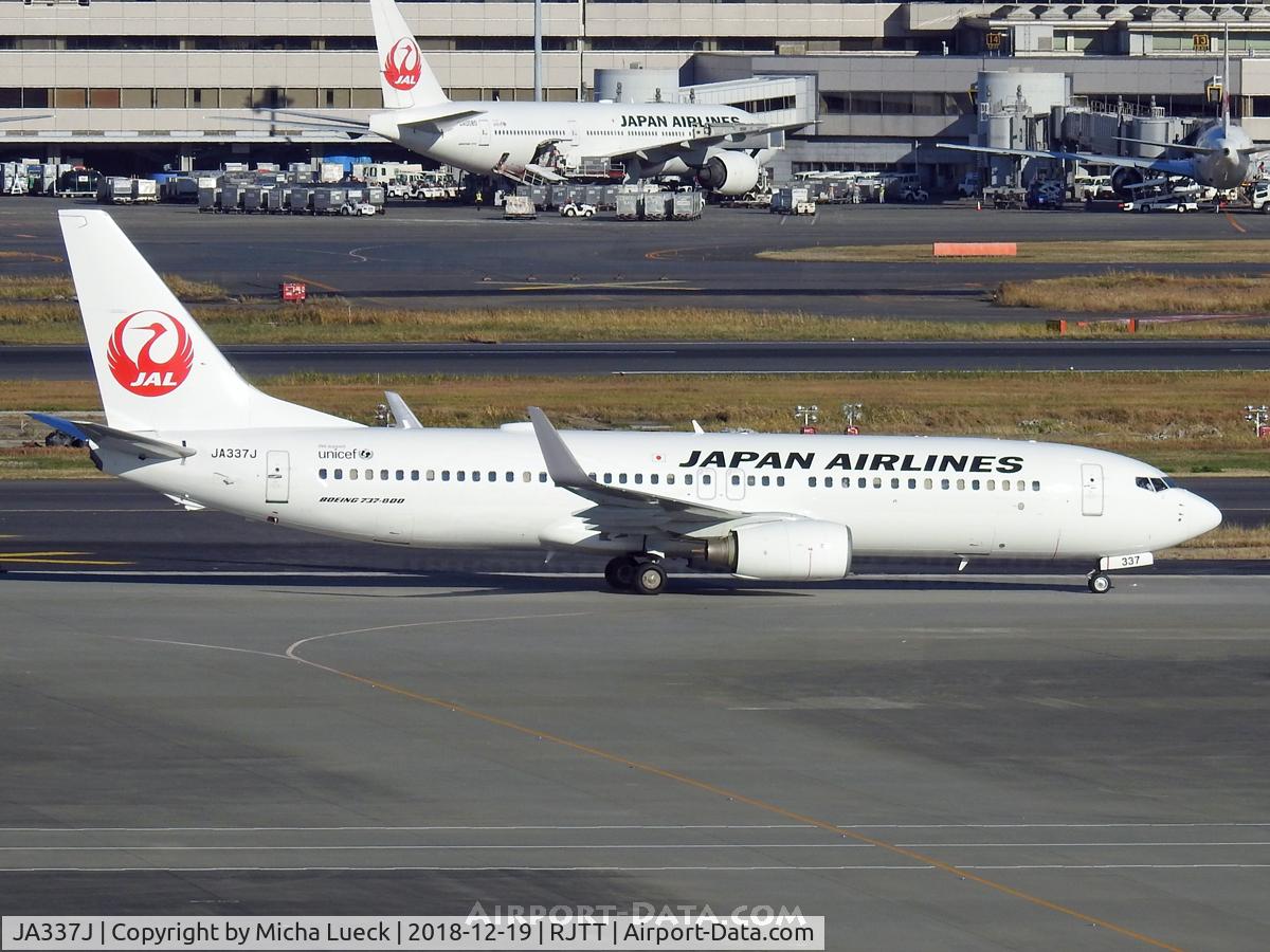 JA337J, 2011 Boeing 737-846 C/N 40352, At Haneda