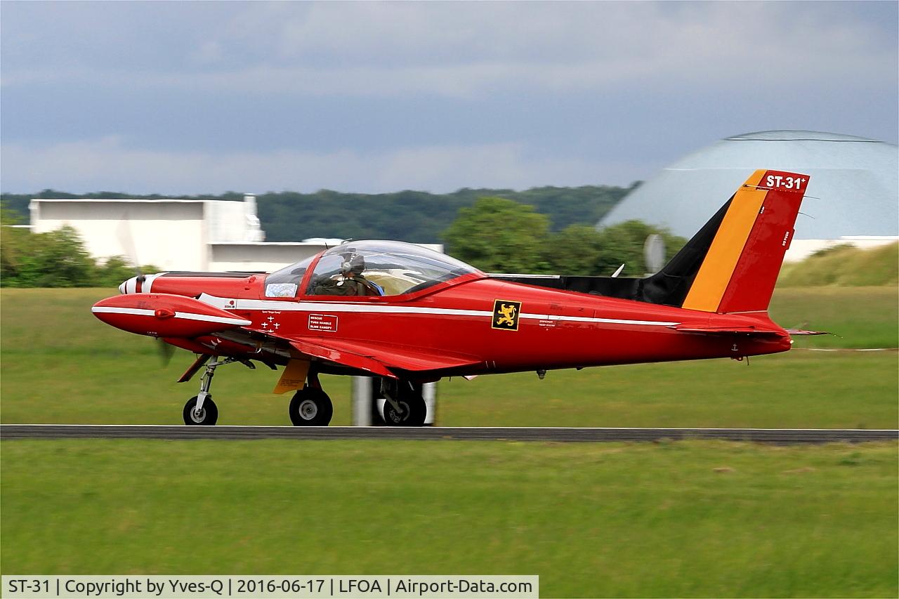 ST-31, SIAI-Marchetti SF-260M C/N 10-31, Belgian Red Devil Team SIAI-Marchetti SF-260M, Landing rwy 24, Avord Air Base 702 (LFOA) Open day 2016