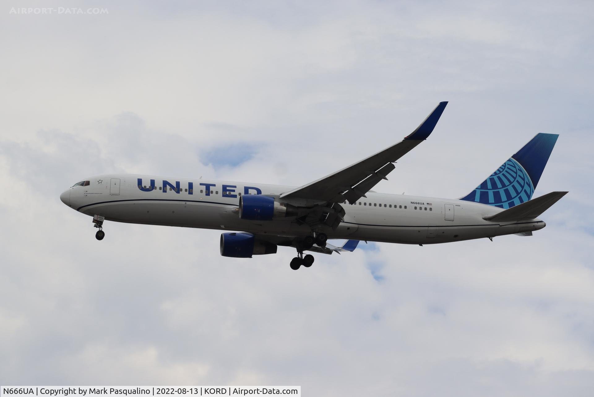 N666UA, 1998 Boeing 767-322 C/N 29238, Boeing 767-322
