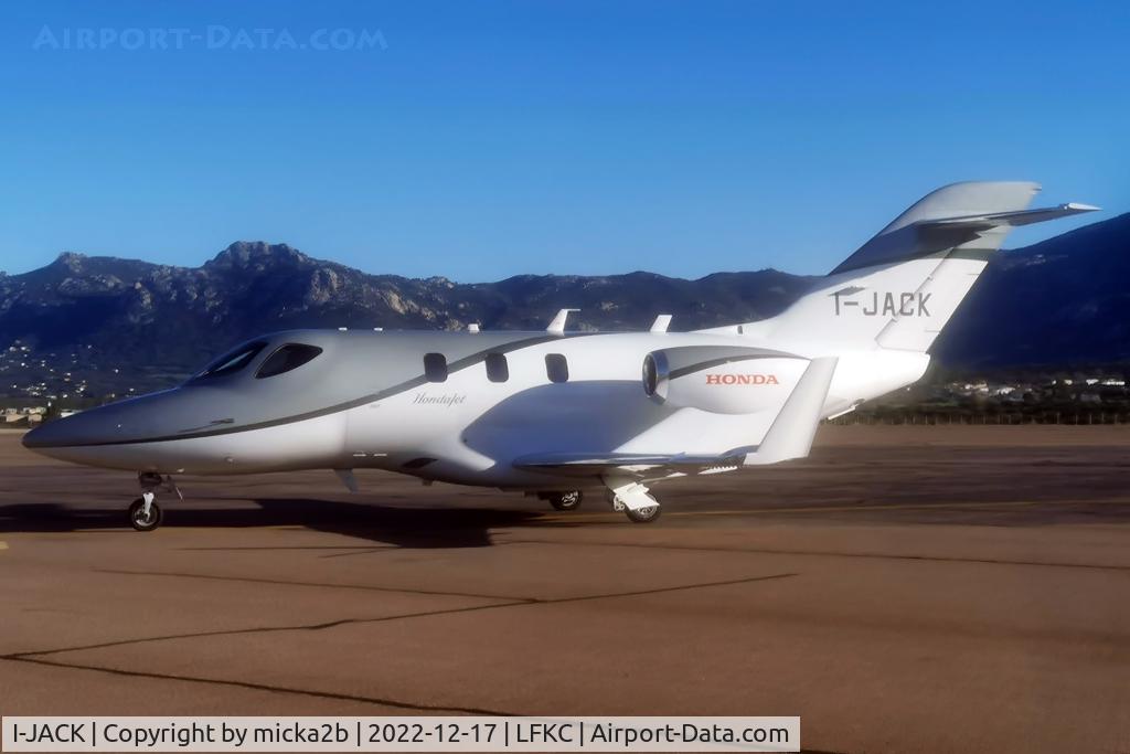 I-JACK, 2017 Honda HA-420 HondaJet C/N 42000058, Taxiing after flight from Albenga