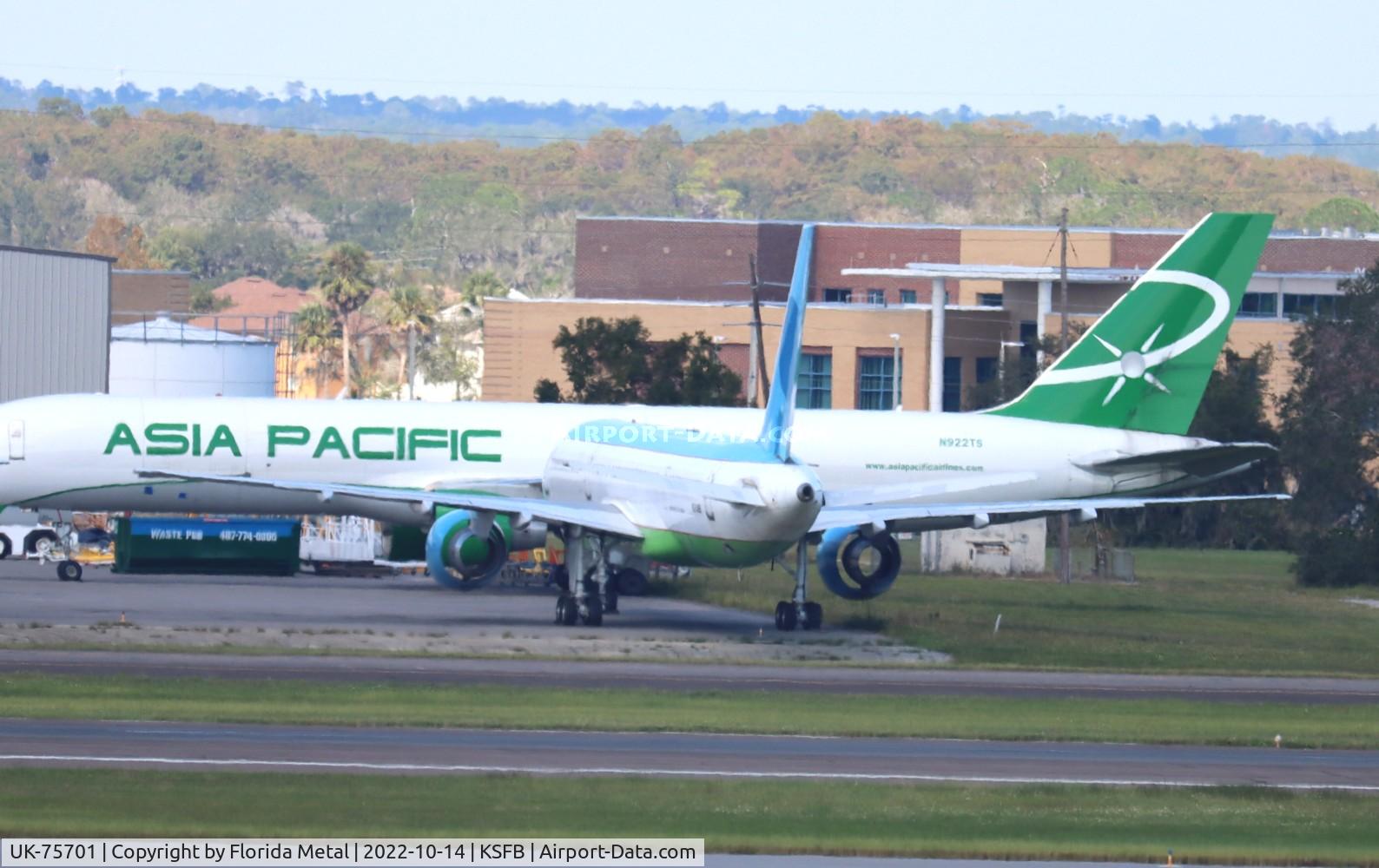 UK-75701, 1999 Boeing 757-23P C/N 30060, Uzbekistan Airways (rear facing)