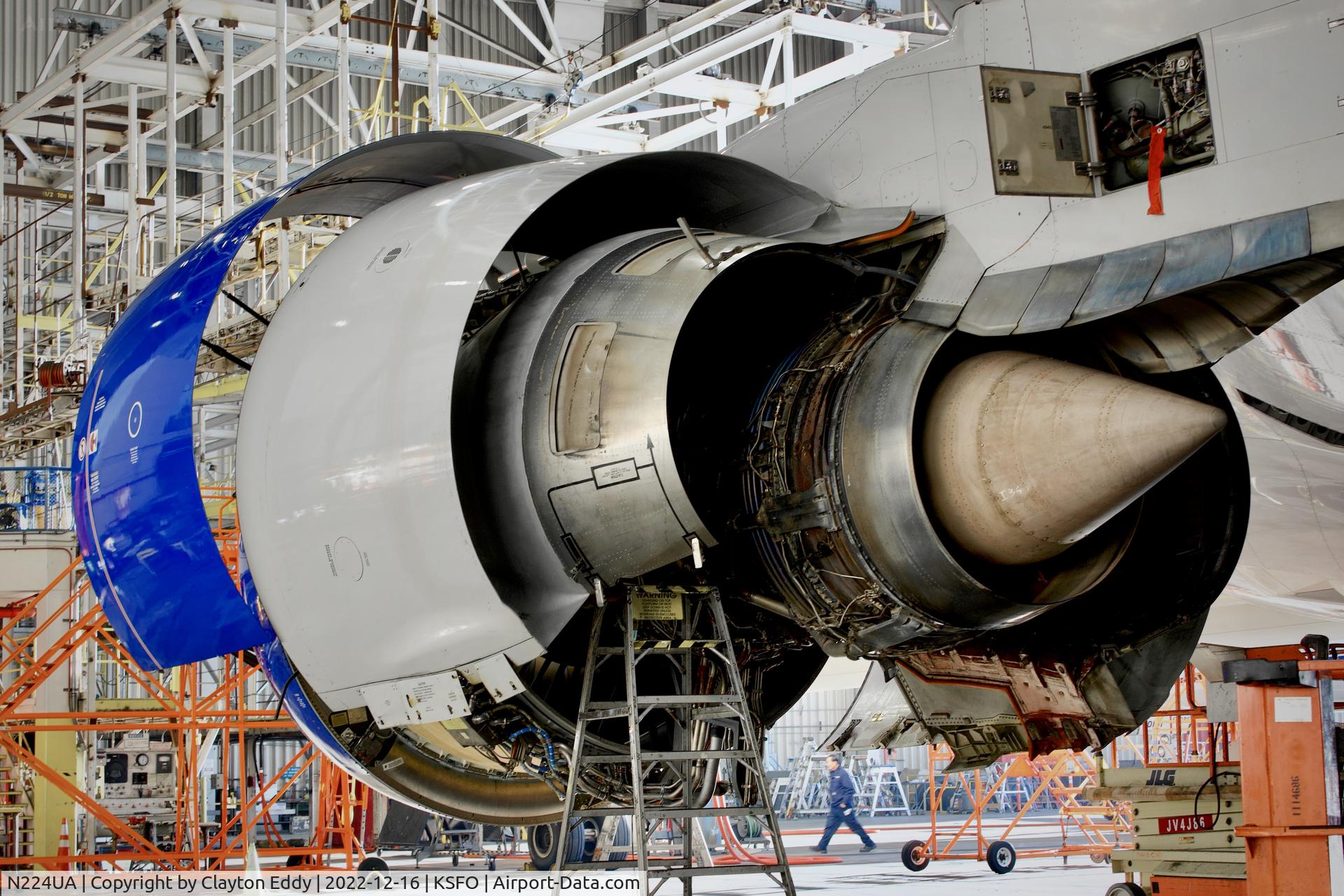 N224UA, 2001 Boeing 777-222 C/N 30225, Pratt & Whitney PW4000 engine. SFO 2022.