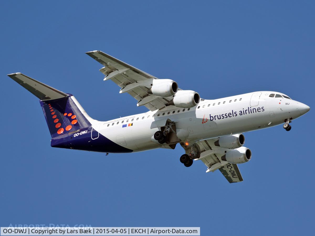 OO-DWJ, 1999 British Aerospace Avro 146-RJ100 C/N E3355, RWY04L