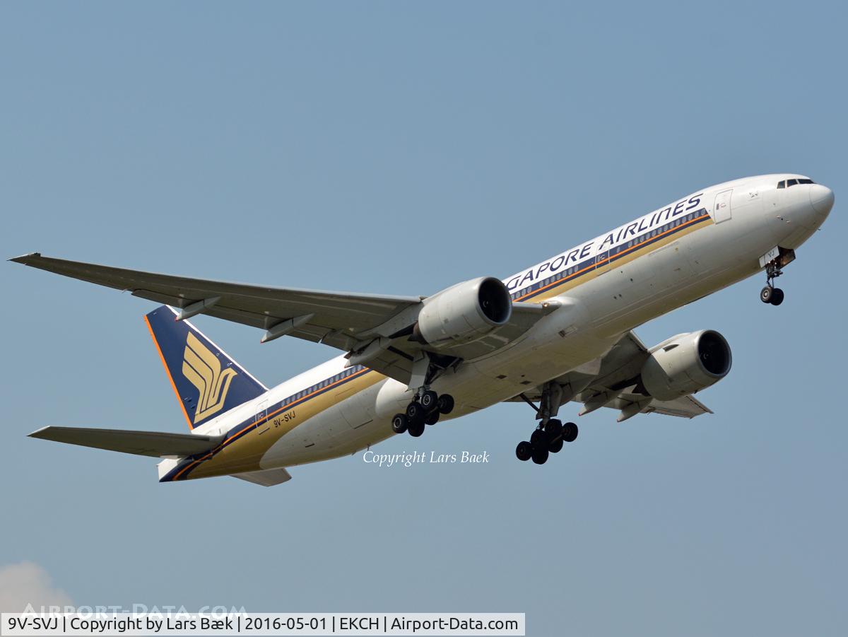 9V-SVJ, 2002 Boeing 777-212/ER C/N 32335, RWY04R