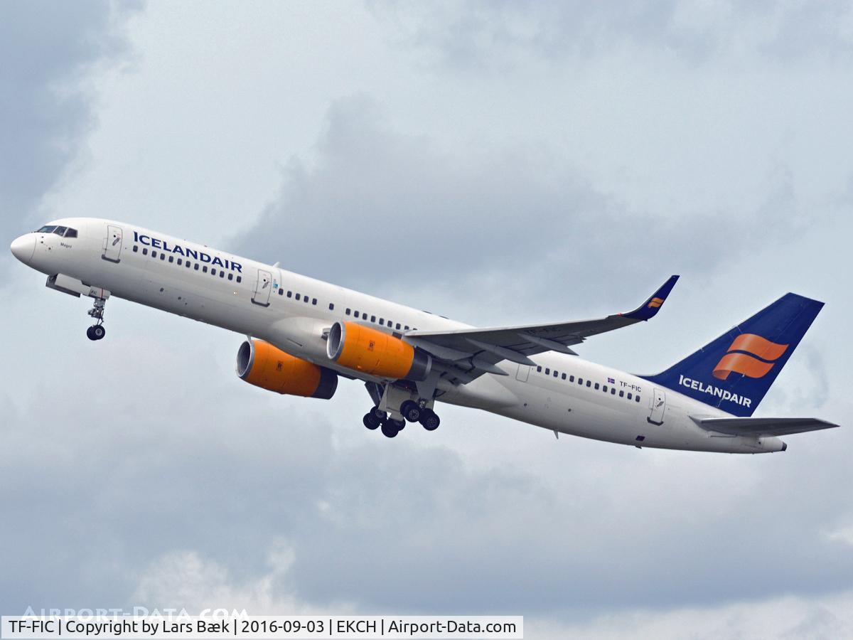 TF-FIC, 2000 Boeing 757-23N C/N 30735, RWY22R